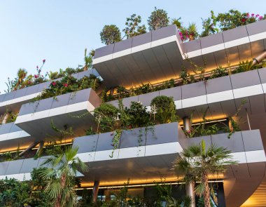 Bitkilerle dolu açık hava balkonları.