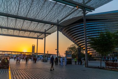 Dubai, BAE - 10.15.2021 ExPO 2020 taşınabilirlik bölgesinde ziyaretçiler. Olay
