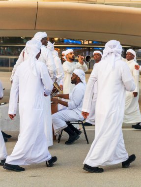 Dubai, BAE - 10.15.2021 Emirlik erkekleri grubu EXPO 2020 'nin hareketli köşkünde geleneksel dans gösterisi yapıyor. Olay