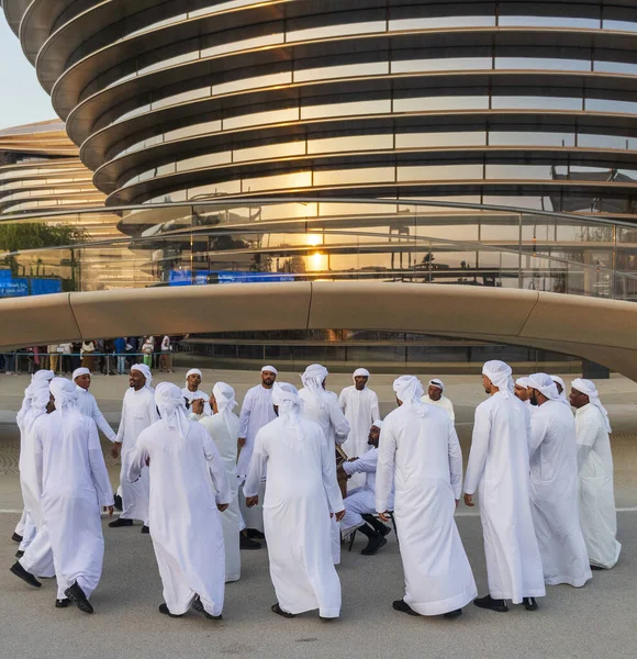 Dubai, BAE - 10.15.2021 Emirlik erkekleri grubu EXPO 2020 'nin hareketli köşkünde geleneksel dans gösterisi yapıyor. Olay