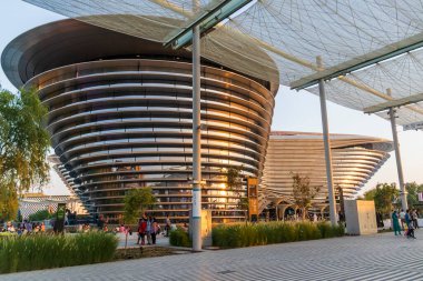 Dubai, BAE - 10.15.2021 ExPO 2020 'nin hareket alanı girişinde ziyaretçiler. Olay