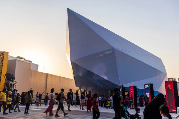 阿联酋迪拜 2020世博会塞尔维亚馆入口处的游客 2021年10月15日 图库图片
