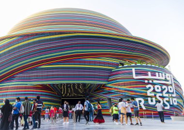 Dubai, BAE - 10.15.2021 ExPO 2020 taşınabilirlik bölgesinde ziyaretçiler. Olay