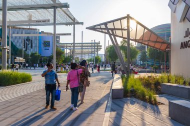 Dubai, BAE - 10.15.2021 ExPO 2020 taşınabilirlik bölgesinde ziyaretçiler. Olay