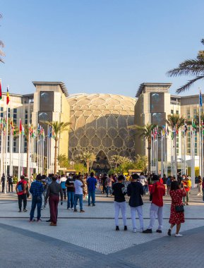 Dubai, BAE - 10.15.2021 Ziyaretçiler ExPO 2020 Al Wasl kubbesinin girişinde. Olay