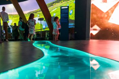 Dubai, BAE - EXPO 2020 Macaristan pavyonunda 10.20.2021 Ziyaretçiler.