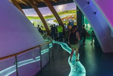 Dubai, BAE - EXPO 2020 Macaristan pavyonunda 10.20.2021 Ziyaretçiler.