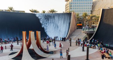 Dubai, BAE - EXPO 2020 taşınabilirlik bölgesinde 10.20.2021 Su özelliği