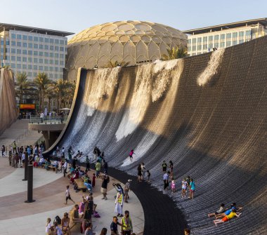 Dubai, BAE - EXPO 2020 taşınabilirlik bölgesinde 10.20.2021 Su özelliği