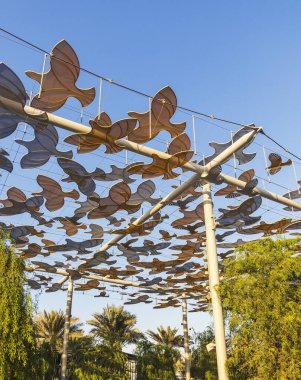 Dekoratif bir açık hava gölgelik kurulumu.