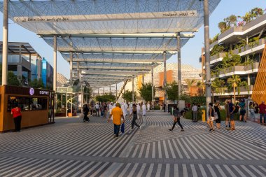 Dubai, BAE - 10.20.2021 EXPO 2020 taşınabilirlik bölgesinde ziyaretçiler.