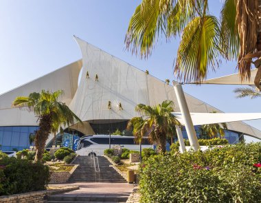 Dubai, BAE - 10.17.2021 Dubai Creek Golf Kulübü ön cephesini su püskürtme metoduyla temizleyen işçiler.