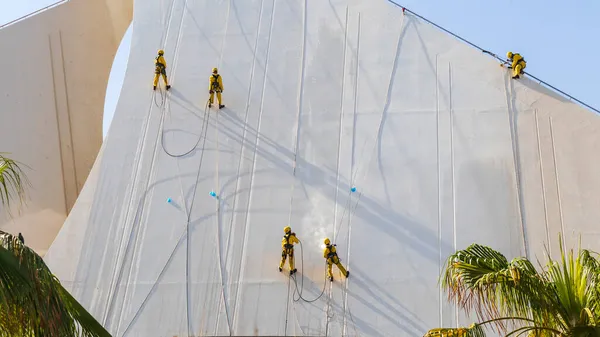 Trabajadores Limpieza Fachada Del Edificio Con Método Presión Chorro Agua — Foto de Stock