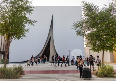 Dubai, BAE - 10.16.2021 Finlandiya 'daki ExPO 2020 pavyonunun girişinde ziyaretçiler.