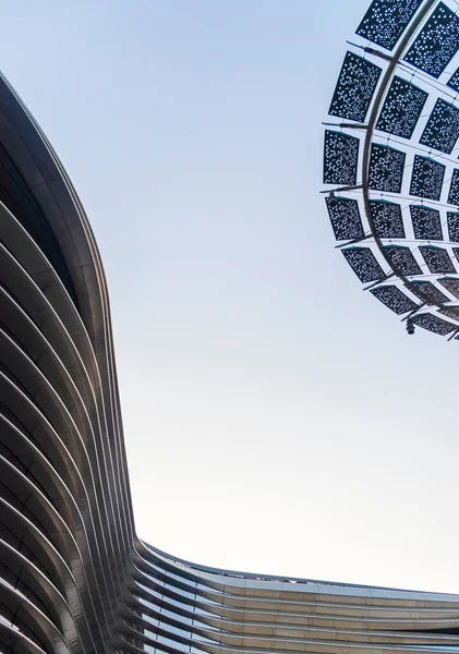 Modern fütüristik bir bina cephesi