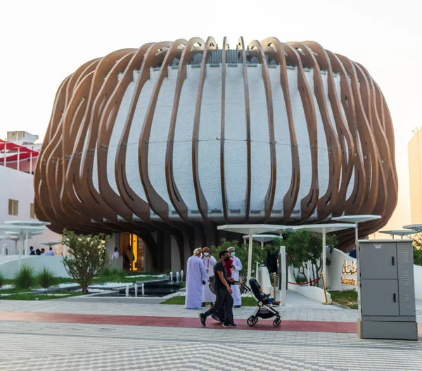 阿联酋迪拜 2020世博会阿曼馆入口处的游客 图库照片