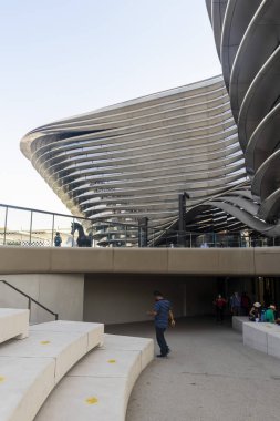 Dubai, BAE - EXPO 2020 'deki hareketlilik köşkünde 10.16.2021 Ziyaretçi