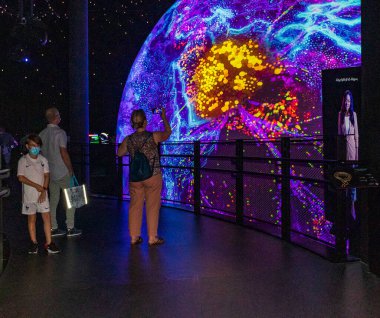 Dubai, BAE - EXPO 2020 'deki hareket alanı içinde 10.16.2021 Ziyaretçi