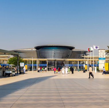 Dubai, BAE - 10.16.2021 EXPO 2020 'nin hareketlilik pavyonunun ana girişi