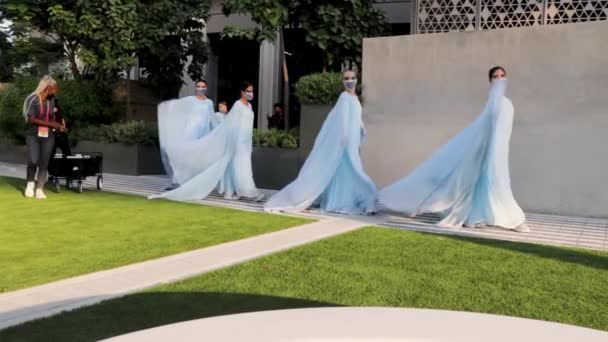 Ντουμπάι Ηνωμένα Αραβικά Εμιράτα 2021 Παραστάτες Που Χορεύουν Στην Περιοχή — Αρχείο Βίντεο