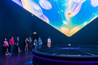 Dubai, BAE - 10.23.2021 EXPO 2020 Tayland pavyonunda ziyaretçiler.