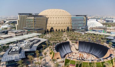 Dubai, BAE - 10.23.2021 Bazı pavyonların gerçek görüntüsü, Al Wasl kubbesi ve EXPO 2020 'deki su özelliği.