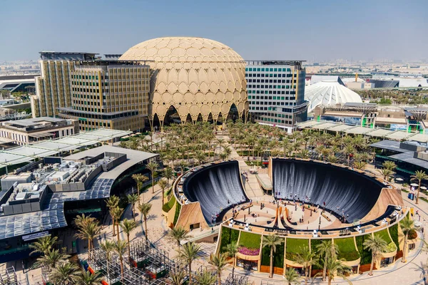 Dubai, BAE - 10.23.2021 Bazı pavyonların gerçek görüntüsü, Al Wasl kubbesi ve EXPO 2020 'deki su özelliği.