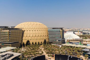 Dubai, BAE - 10.23.2021 Bazı pavyonların gerçek görüntüsü, Al Wasl kubbesi ve EXPO 2020 'deki su özelliği.