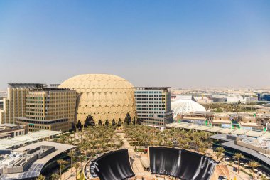 Dubai, BAE - 10.23.2021 Bazı pavyonların gerçek görüntüsü, Al Wasl kubbesi ve EXPO 2020 'deki su özelliği.