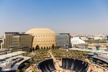 Dubai, BAE - 10.23.2021 Bazı pavyonların gerçek görüntüsü, Al Wasl kubbesi ve EXPO 2020 'deki su özelliği.