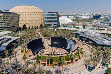 Dubai, BAE - 10.23.2021 Bazı pavyonların gerçek görüntüsü, Al Wasl kubbesi ve EXPO 2020 'deki su özelliği.