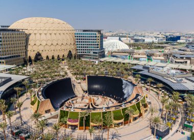 Dubai, BAE - 10.23.2021 Bazı pavyonların gerçek görüntüsü, Al Wasl kubbesi ve EXPO 2020 'deki su özelliği.