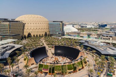 Dubai, BAE - 10.23.2021 Bazı pavyonların gerçek görüntüsü, Al Wasl kubbesi ve EXPO 2020 'deki su özelliği.