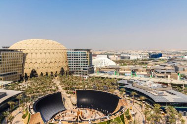 Dubai, BAE - 10.23.2021 Bazı pavyonların gerçek görüntüsü, Al Wasl kubbesi ve EXPO 2020 'deki su özelliği.