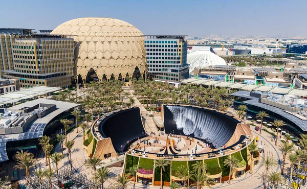 Dubai, BAE - 10.23.2021 Bazı pavyonların gerçek görüntüsü, Al Wasl kubbesi ve EXPO 2020 'deki su özelliği.