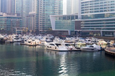 Dubai, BAE - 10.26.2021 Dubai Marina manzarası sabahın erken saatlerinde
