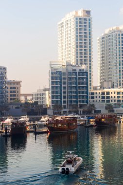 Dubai, BAE - 10.26.2021 Dubai Marina manzarası sabahın erken saatlerinde