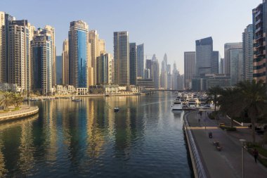 Dubai, BAE - 10.26.2021 Dubai Marina manzarası sabahın erken saatlerinde