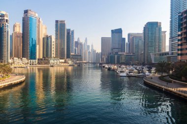Dubai, BAE - 10.26.2021 Dubai Marina manzarası sabahın erken saatlerinde