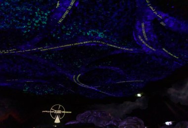 Duvarlarda ve tavanda fütüristik yansıma