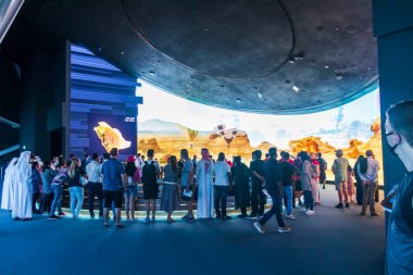 Dubai, BAE - 2020 Fuarı Suudi Arabistan pavyonunda 10.30.2021 Ziyaretçi
