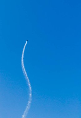 Askeri uçak açık mavi gökyüzünde dublörlük yapıyor