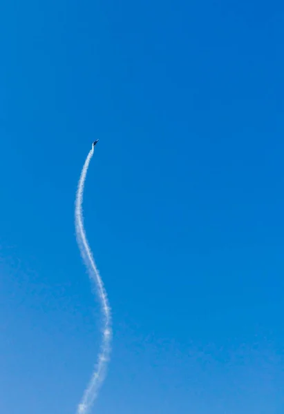 Військовий Літак Виконує Трюки Чистому Блакитному Небі — стокове фото