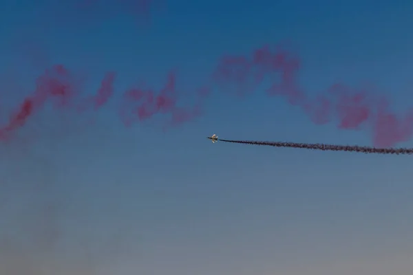 Vojenské Letadlo Provádějící Kaskadérské Kousky Jasně Modré Obloze — Stock fotografie