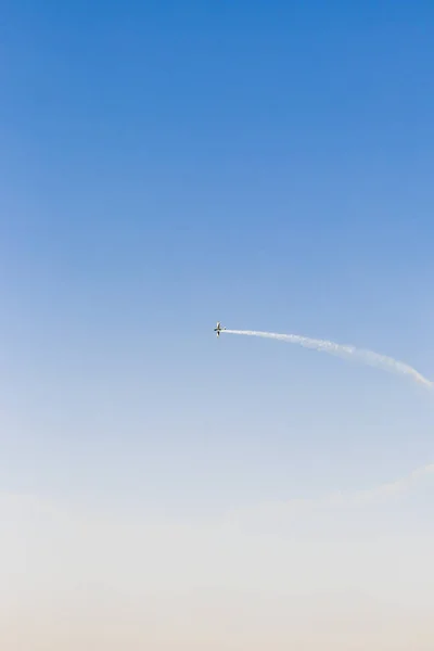 Στρατιωτικό Αεροπλάνο Εκτελεί Ακροβατικά Καθαρό Γαλάζιο Ουρανό — Φωτογραφία Αρχείου