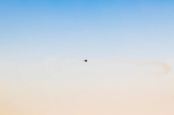 澄んだ青空の中でスタントを実行する軍用機 — ストック写真