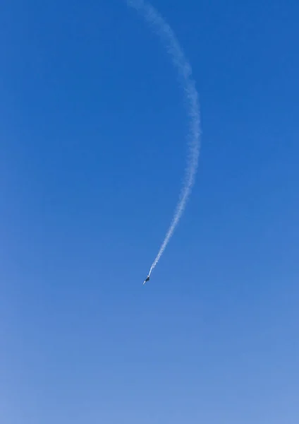 Samolot Wojskowy Wykonujący Akrobacje Czystym Błękitnym Niebie — Zdjęcie stockowe