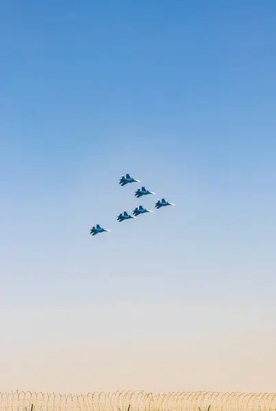 Aviões Militares Realizando Acrobacias Céu Azul Claro — Fotografia de Stock