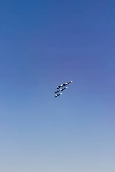 Aviões Militares Realizando Acrobacias Céu Azul Claro — Fotografia de Stock