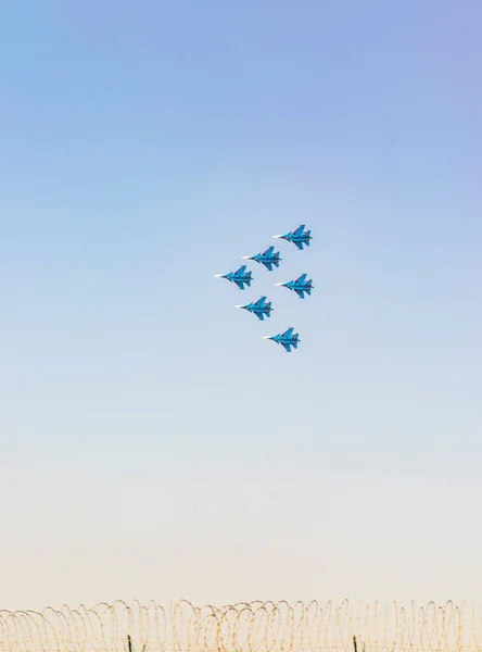 Aviões Militares Realizando Acrobacias Céu Azul Claro — Fotografia de Stock